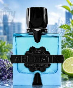 Aromatix French Avenue kék üveg parfüm fekete kupakkal, lime-mal és levendulával friss, városi háttér előtt